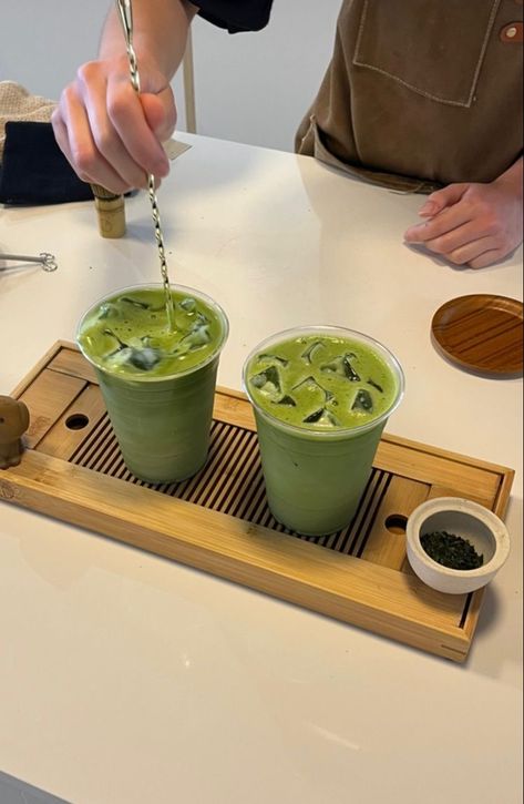 Matcha Cafe, Matcha Lover, Coffee Matcha, Iced Matcha, Pretty Drinks, Matcha Latte, Food Inspo, Cafe Food, Pretty Food