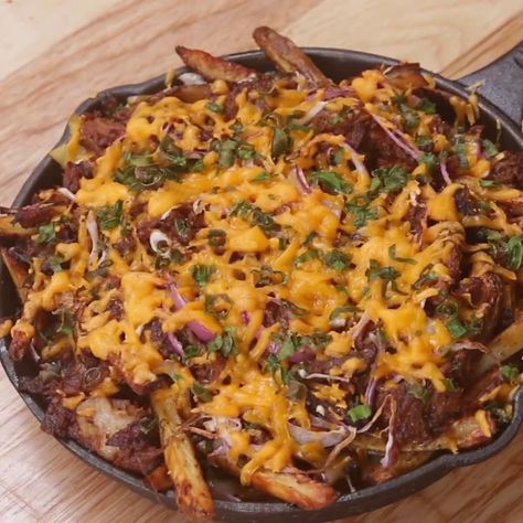 BBQ pork pulled fries Pulled Pork Fries Recipe, Brie Bites Appetizer, Loaded French Fries Recipe, Pulled Pork Fries, Poutine Fries, Pulled Pork Nachos, Pork Nachos, French Fries Recipe, Brie Bites