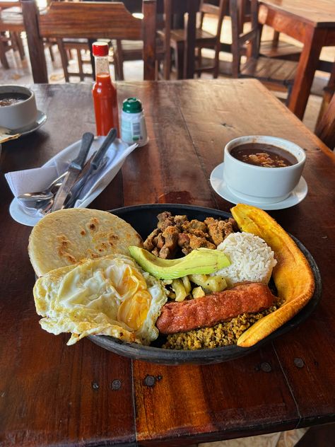 Desayuno de Colombia en Cartagena de Indias, Colombia #colombiatravel #cartagena #breakfastideas Cartagena Colombia Food, Cartenga Colombia, Columbia Cartagena, Colombian Aesthetic, Columbia Trip, Colombia Summer, Columbia Food, Colombian Breakfast, Colombia Vacation