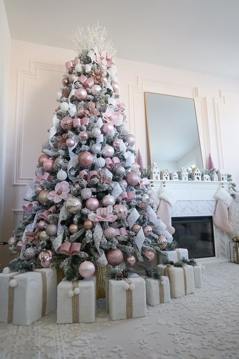 Pink Xmas Tree, Pink Christmas Tree Decorations, Tree Ideas Christmas, Christmas Tree Inspo, Gold Christmas Tree Decorations, Christmas Tree Decorating Themes, Creative Christmas Trees, Elegant Christmas Trees, Pink Xmas