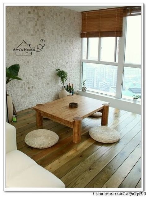 Japanese Floor Seating, Floor Seating Living Room, Bedroom Seating Area, Corner Seating, Floor Sitting, Asian Homes, Bedroom Seating, Asian Home Decor, Japanese Decor