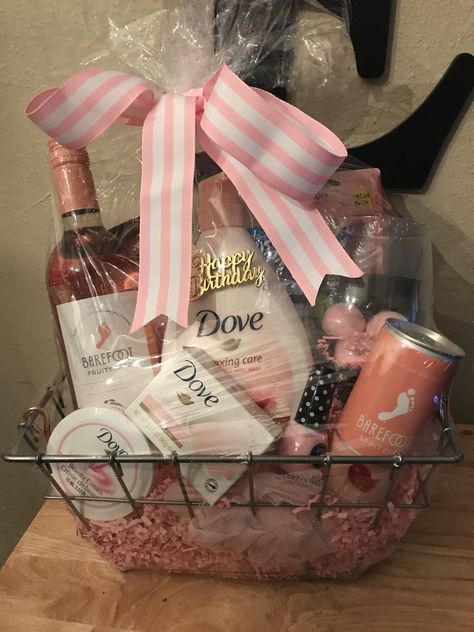 My good friend birthday gift basket Diy Mother's Day Gift Basket, Womens Day Gift Ideas, Pink Gift Basket, Hadiah Valentine, Mothers Day Baskets, Girl Gift Baskets, Valentine Gift Baskets, Valentine's Day Gift Baskets, Birthday Basket