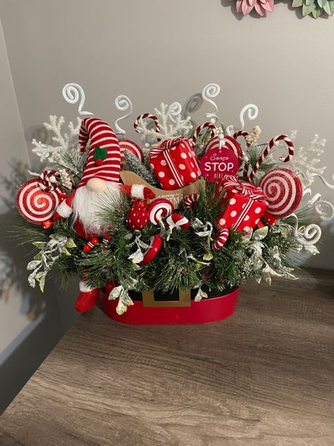 Gnmonme santa centerpiece Santa Centerpiece Ideas, Santa Centerpiece, Ideas Navideñas, Centerpieces Diy, Christmas Floral Arrangements, Christmas Centerpieces Diy, Christmas Arrangements, Seasonal Wreaths, Centerpiece Ideas