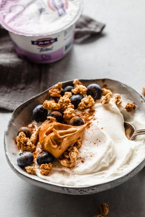 Greek Yogurt Breakfast Bowls // 5 Ways + VIDEO Granola With Yogurt Breakfast Ideas, Greek Yogurt And Granola Breakfast, Yogurt Bowl With Peanut Butter, Lunch Yogurt Bowl, Breakfast Granola Bowl, Greek Yogurt With Granola, Yogurt Toppings Healthy, Granola Bowl Ideas, Granola With Yogurt