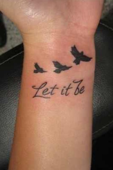 Let it be tattoo with flying birds, totally love it Bracelet Tattoos For Women, Scrub Wajah, Wrist Tattoos Girls, Tato Dengan Makna, Vogel Tattoo, Bird Tattoo Wrist, Tattoo Schrift, Cool Wrist Tattoos, Quote Tattoo