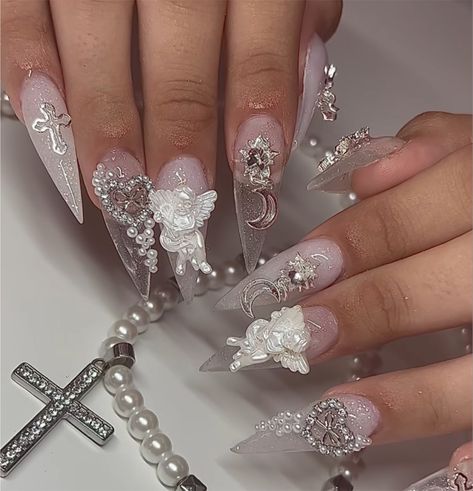 Nail Art Angel, Angle Nails Design, Pearl Nail Charms, Nails With Angels, White Angel Nails, Angelic Nails Aesthetic, Angelic Nail Art, Angel Acrylic Nails, Nail Design Charms