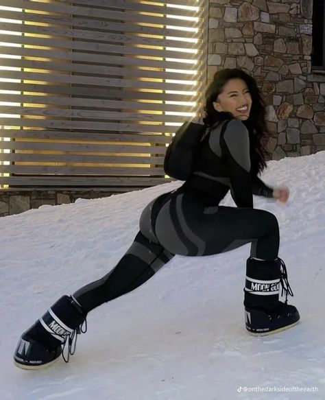 Baddie Snowboarding Outfits, Baddie Snow Outfits, Blue Winter Outfits For Women, Snow Tubing Outfit For Black Women, Moonboots Outfits Black Women, Moon Boots Outfit Winter, Snow Outfits For Black Women, Skiing Aesthetic Outfits, Moon Boots Outfit