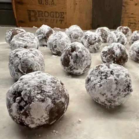 Amaretto Balls Recipe, Amaretto Truffles, Amaretto Balls, Christmas No Bake Treats, Rum Balls, Italian Christmas Cookies, Sugar Cookie Bars, Dessert Bites, Cookie Ball