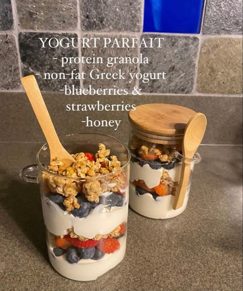 Resep Smoothie, Healthy Lunch Snacks, Healthy Food Inspiration, Resep Diet, Easy Healthy Meal Prep, Healthy Food Dishes, Makanan Diet, Yogurt Parfait, Healthy Food Motivation