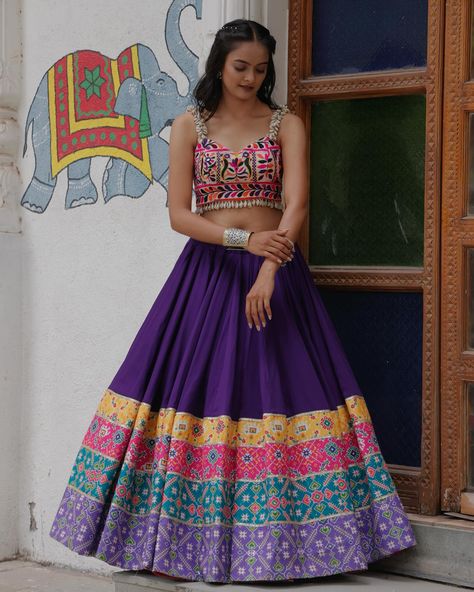 Gujarati Outfits, Gamthi Blouse Designs, Trending Lengha, Purple Chaniya Choli, Navratri Ideas, Gamthi Work, Navratri Outfits, Kutchi Work, Lengha Blouse Designs