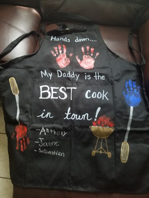 A fun and easy DIY apron gift for fathers day! My boys and i really enjoyed making this gift! Easy Diy Apron, Diy Father's Day Crafts, Homemade Fathers Day Gifts, Trending Christmas Gifts, Diy Apron, Gift For Fathers Day, Father Presents, Special Christmas Gift, Cool Fathers Day Gifts