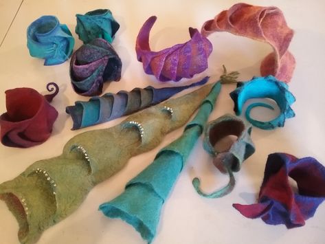 Yarn Flowers, Wet Felt, Felt Jewelry, Nuno Felting, Wet Felting, Come Home, Cool Paintings, Ribbon Flowers, Felt Art