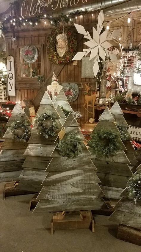 Pallet Projects Christmas Tree, Stained Wood Projects, Top Selling Diy Wood Projects, Rustic Wooden Trees, Wooden Rustic Christmas Tree, Diy Wood Holiday Decor, Pallet Trees Christmas Diy, Christmas Wood Diy Projects, Wood Pallet Christmas Tree