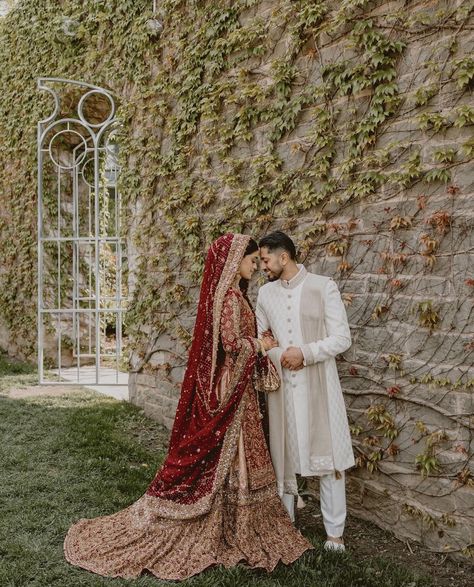 Nikkah Dupatta Setting, Walima Couple, Nikkah Photoshoot, Nikkah Shoot, Dupatta Setting, Wedding Matching Outfits, Bride Groom Poses, Muslim Wedding Photography, Dinner Reception