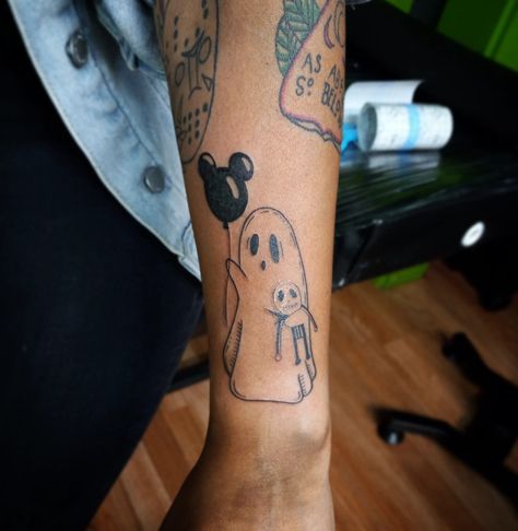 Disney Ghost Tattoo, Ghost Finger Tattoo, Tattoo Idea For Arm, Ghost With Balloon Tattoo, Ghost Holding Balloon Tattoo, Mickey Pumpkin Tattoo, Mickey Mouse Halloween Tattoo, Halloween Mickey Tattoo, Mickey Ghost Tattoo