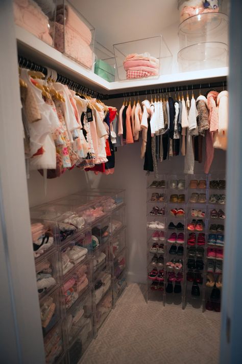 Hiasan Bilik Tidur, Baby Storage, Kids Closet Organization, Ideas Clothes, Nursery Closet, Girl Nursery Room, Baby Closet, Hiasan Bilik, Kid Closet