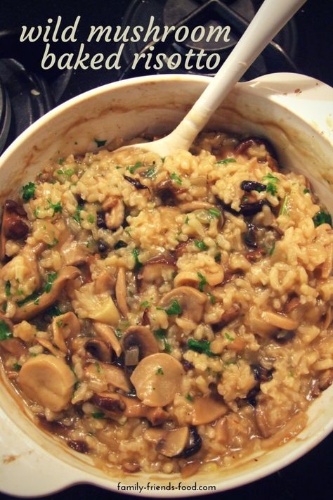 This brilliant method makes perfect creamy mushroom risotto in the oven - no stirring! Baked Risotto Recipes, Oven Risotto, Filet Mignon Chorizo, Baked Risotto, Baked Mushrooms, Diner Recept, Wild Mushroom, Mushroom Risotto, Kosher Recipes