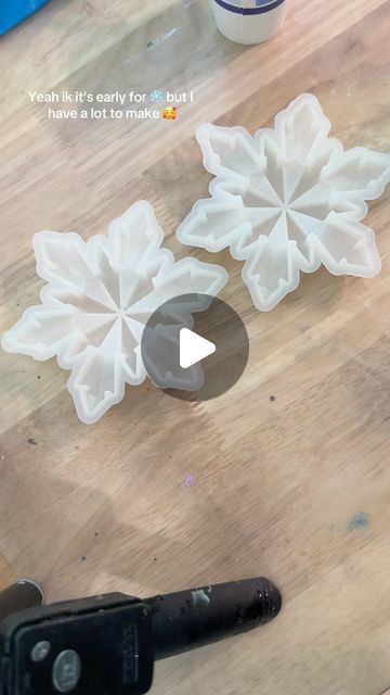 Christmas Resin Ideas, Resin Snowflakes, Snowflake Ornaments Diy, Resin Crafting, How To Make Resin, Snow Flakes Diy, Resin Pour, Resin Projects, Epoxy Resin Art