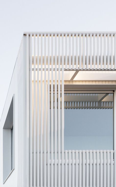 Gallery of The White Lookout / Biotope Architecture + Interiors - 11 Townhouse Facade, Building Cladding, Wooden Cladding, Timber Battens, Timber Screens, External Cladding, Wooden Facade, Concrete Facade, Townhouse Designs