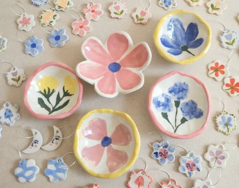 Diy Pottery Painting, Affordable Aesthetic, Air Dry Clay Projects, Clay Inspo, Pottery Painting Designs, Clay Crafts Air Dry, Keramik Design, Pottery Crafts, Diy Pottery