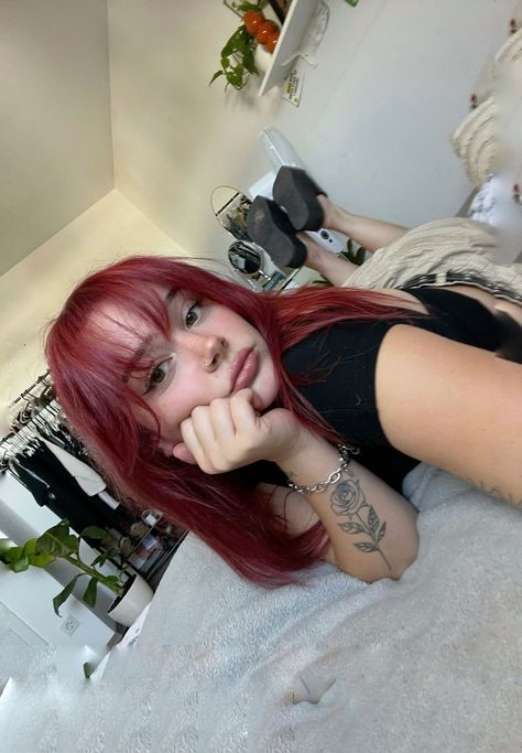 GORGEOUS RED HAIR COLOR IDEAS FOR GIRLS - color de pelo rojo Red Hair Outfits, Red Hair With Bangs, Red Hair Color Ideas, Cherry Red Hair, Wine Red Hair, Short Red Hair, Wine Hair, Red Hair Inspo, Cherry Hair