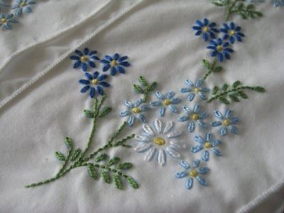 Handkerchief Embroidery, Blue Daisies, Cushion Embroidery, Floral Embroidery Patterns, Pillowcase Pattern, Baby Embroidery, Hand Embroidery Projects, Embroidery Patterns Vintage, Embroidery Flowers Pattern