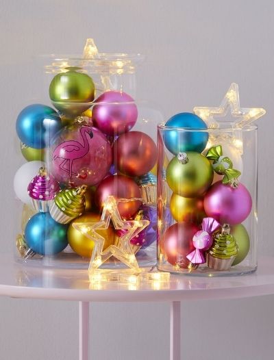 ALTERNATIVE CHRISTMAS DECOR FOR THE BOLD & BRAVE Christmas Bright Colors, Merry And Bright Christmas Party Theme, Colorful Christmas Centerpieces, Colorful Christmas Tablescapes, Colorful Christmas Table Decor, Colourful Christmas Decor, Christmas Decor Ideas Colorful, Colourful Christmas Table, Maximalist Christmas Decor