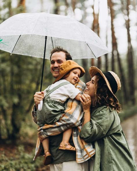 Raining Family Photoshoot, Umbrella Family Photoshoot, Rain Photoshoot Family, Family Pictures In The Rain, Cloudy Day Family Photoshoot, Rainy Day Family Photos, Rainy Family Photos, Rain Family Photoshoot, Family Photos In The Rain