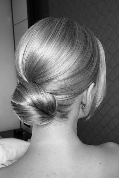 Wedding Hair For Strapless Dress With Veil, Classic Wedding Bun, Suede Aesthetic, Fashion 50s Style, Chic Wedding Hair, Low Bun Bridal Hair, Tom Ford White Suede, Range Rover Mom, Porsche Mom