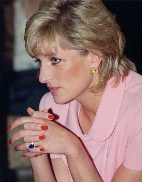 Princess Diana Engagement Ring, Diana Engagement Ring, Princess Diana Images, Royal Engagement Rings, Princess Diana Hair, Diana Ring, Princesa Real, Princess Diana Fashion, Princess Diana Photos