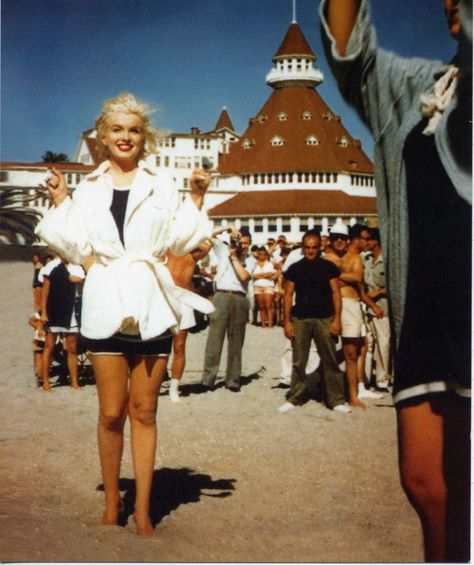 I have a picture just like this, Marilyn; kinda. HOTEL DEL CORONADO! Oud Hollywood, Coronado Beach, Coronado Island, Hotel Del Coronado, Tony Curtis, Joe Dimaggio, Some Like It Hot, Rockabilly Pin Up, Marilyn Monroe Photos