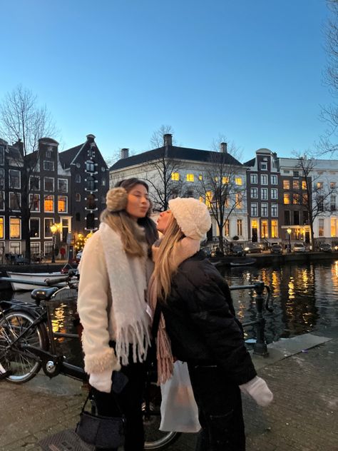 Amsterdam Christmas Outfits, Amsterdam Fits Winter, Amsterdam Outfit Aesthetic, Cold Winter Style, Amsterdam Travel Winter, Winter Sweden Outfit, Euro Winter Fashion, Outfit Inspo Winter Aesthetic, Amsterdam In Winter Outfits