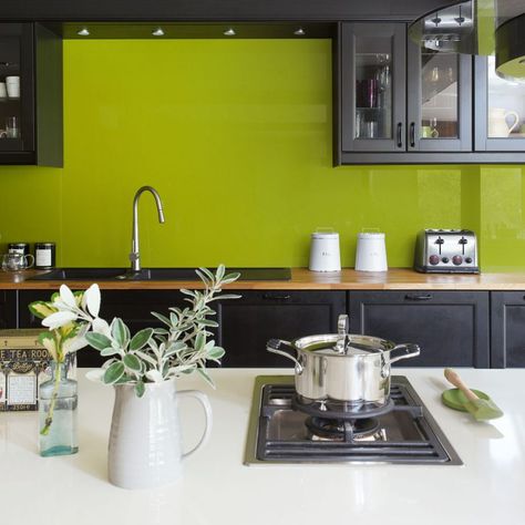 How to decorate with Pantone's colour of the year 2017: Greenery Neutral Kitchen Colors, Lime Green Kitchen, Green Appliances, Green Kitchen Cabinets, Neutral Kitchen, Pretty Kitchen, Green Cabinets, Jello Shots, Healthy Kitchen