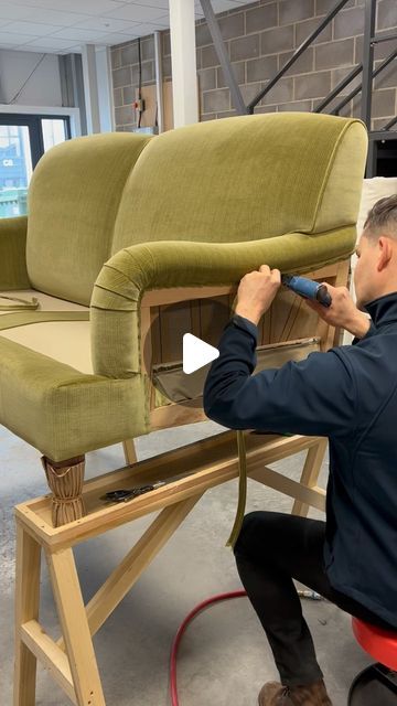 Diy Sofa Upholstery, Old Sofa Makeover Ideas, Sofa Upholstery Ideas, Expensive Sofas, Diy Furniture Upholstery, Atelier Studio, Sofa Makeover, Diy Upholstery, Furniture Reupholstery