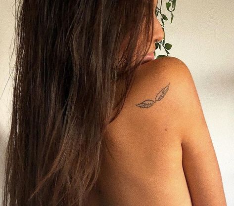 Wing Tattoo On Shoulder, Arunya Guillot, Small Shoulder Tattoos, Hand Tattoos For Girls, Remembrance Tattoos, Special Tattoos, Back Of Shoulder Tattoo, Bff Tattoos, Cool Small Tattoos