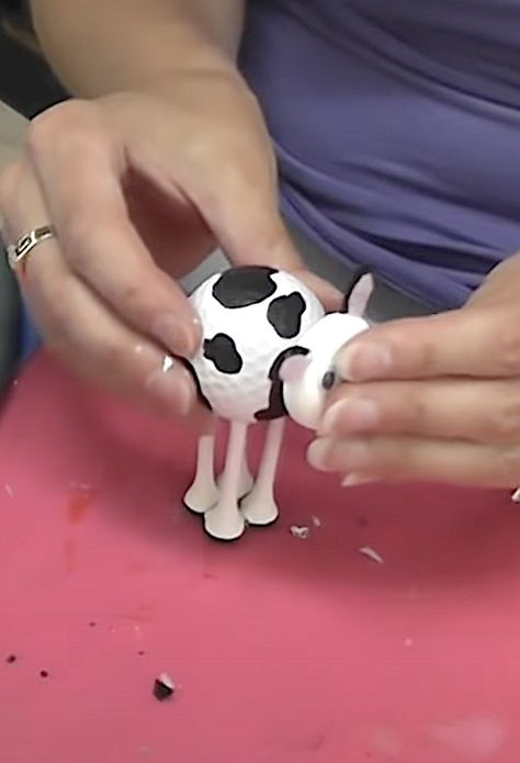 Golfball Crafts Ornaments, Golf Ball Animals, Diy Cow Crafts For Adults, Crafts With Golf Balls, Golf Ball Art Projects, Ping Pong Ball Ornaments, Cow Craft Ideas, Cow Ornaments Diy, Cow Crafts For Adults