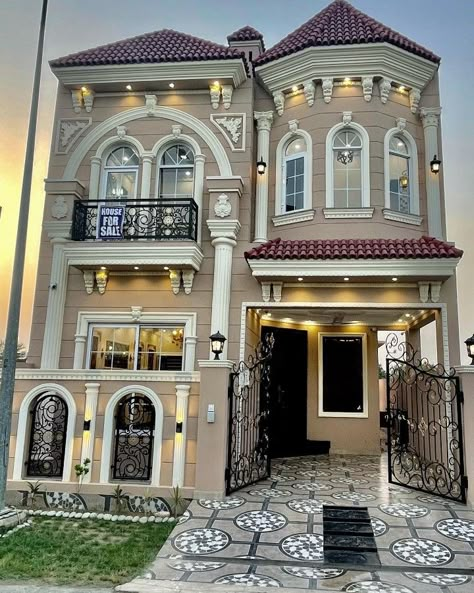 Classic House Exterior Luxury, Small Italian House, Classic Villa Exterior, House Structure Design, House Front Elevation, Two Story House Design, House Front Porch, Small House Front Design, House Balcony Design