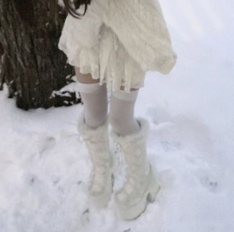 Princess Aesthetic Outfits Winter, Ice Fairy Aesthetic Outfit, Snow Fairy Aesthetic Outfits, Snow Fairy Outfit, Snow Bunny Aesthetic Outfits, Snow Girl Outfit, Winter Core Aesthetic, Love Core Outfits, Winter Fairy Aesthetic