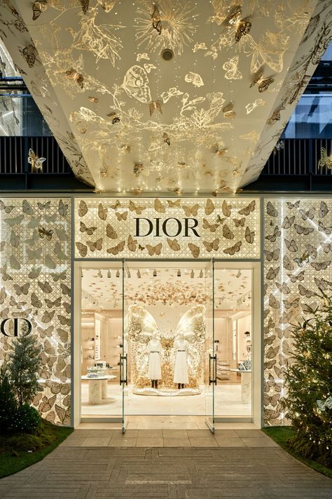 Gilded butterflies dance across the breathtaking facade of the Chengdu Taikoo Li, conjuring an enchanting world and presenting the marvelous Dior holiday selection. © Jin Jie Boutique Exterior, Dior Holiday, Hotel Restaurant Design, Fashion Store Design, Dior Store, Mini Cafe, Green Velvet Fabric, Best Modern House Design, Boutique Decor