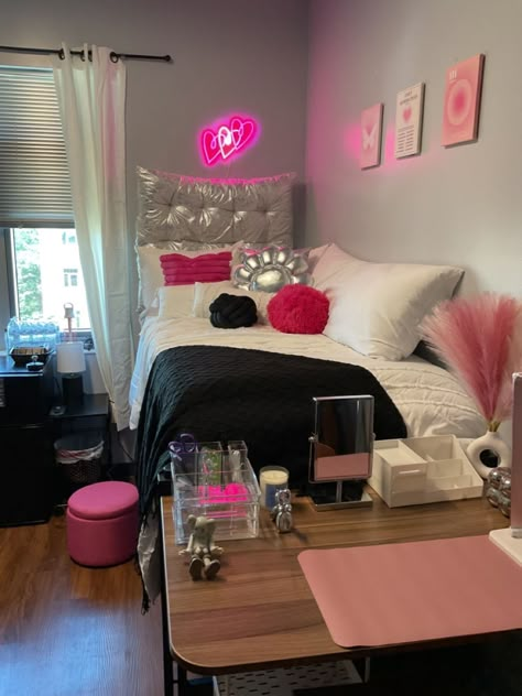 Pink And Silver Dorm Room Ideas, College Dorm Black Women, Black Girls College Dorm Girl Rooms, College Dorm Room Ideas Black Women, Dorm Room Ideas Black Girls College, Baddie Dorm Room Ideas, Hbcu Dorm Room Ideas, Luxury Dorm Room Ideas, Hbcu Dorm