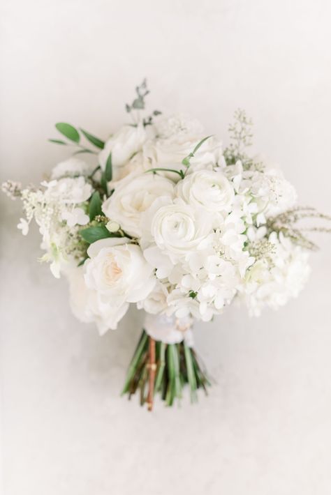 Bride Bouquets White, Elegant Wedding Bouquets, Simple Wedding Bouquets, Bridesmaid Bouquet White, White Rose Bouquet, Wedding Bouquets Bride, Bridal Bouquet Flowers, White Bridal Bouquet, Prom Flowers