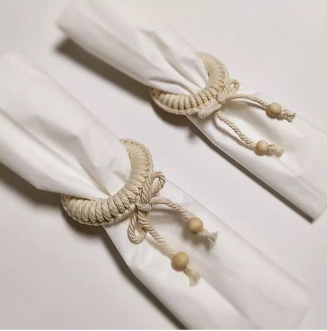 Macrame Napkin Rings Diy, Macrame Napkin Rings, Diy Napkin Rings, Simpul Makrame, Vintage Napkin Rings, Napkin Rings Diy, Rustic Napkins, Macrame Wedding, Christmas Tree Decorations Diy