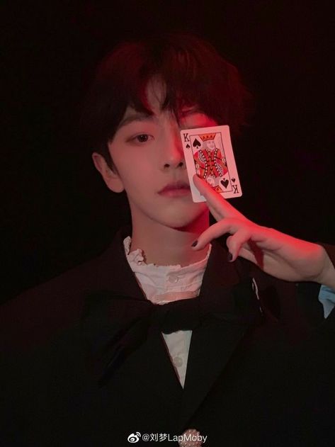 Male Dynamic Poses Reference, Playing Cards Reference Pose, Holding Coin Reference, Dynamic Poses Reference Male Figure Drawing, Card Holding Pose, Holding Cards Pose Reference, Holding Cards Reference, Holding Paper Reference, Pose Reference Photo Dynamic