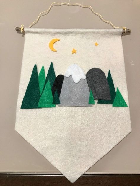 Using the theme of your choice, you can make a cute felt pennant for your child's room. This is a guide about how to make a pennant flag for a kid's room. Camp Flags Diy, How To Make Felt Pennants, Camp Pennant Flags, Camp Flag Ideas, Diy Felt Banner, Diy Flag Banner, Pennants Diy, Diy Pennant, Room Flags