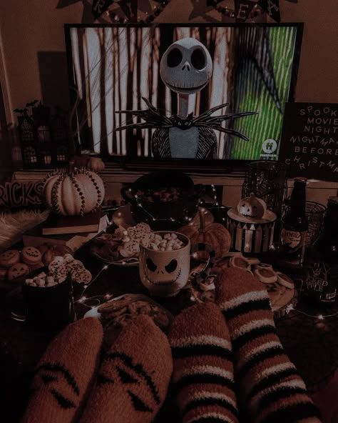 Spooky Season Astethic, Halloween Time Aesthetic, Halloween Movie Astethic, Plus Size Cozy Aesthetic, Halloween Asthetic Photos, Halloween Aesthetic Ideas, Cute Halloween Pictures Aesthetic, Halloween Love Aesthetic, Halloween Birthday Aesthetic