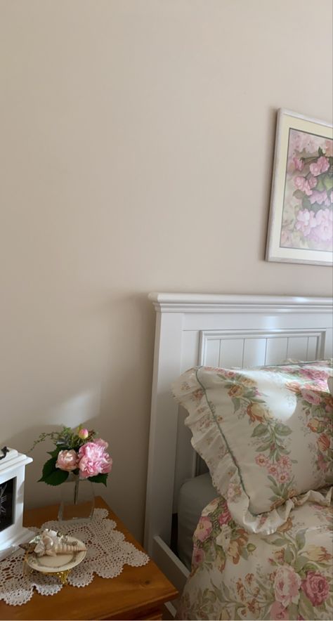 #cute #aesthetic #room #grandma #grandmacore #roomdecor #girly Granny Room Bedrooms, Granny Core Aesthetic Bedroom, Grandma Core Wallpaper, Pink Grandma Aesthetic, Grandma Core Room, Southern Grandma Aesthetic, Grandma Home Aesthetic, Grandma Aesthetic Room, Grandma House Aesthetic