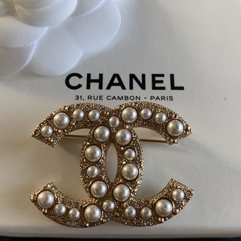 Stunning Chanel Pearl And Rhinestone Brooch Pin. Flawless, Like Brand New. Wear Over Blazer, Jacket, Sweater Or Sweatshirt. Measurements: 2”L X 1.5”W X 1.5”H Purchased In Paris At Chanel Boutique. Authentic And Real. Rare Find. Chanel Inspired Outfit, Chanel Pin, Broche Chanel, Chanel Pins, Chanel Jewelry Necklace, Designer Brooch, Chanel Pearl, Chanel Brooch, Chanel Boutique