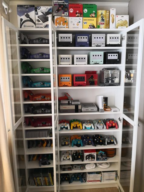 My Nintendo collection. http://bit.ly/2tqrm7u Check out Mystikz Gaming http://bit.ly/2tVNFmJ Game Console Organization, Gadgets Aesthetic, Aesthetic Nintendo, Console Collection, Nintendo Collection, Video Game Storage, Games Room Inspiration, Pokemon Room, Collection Room