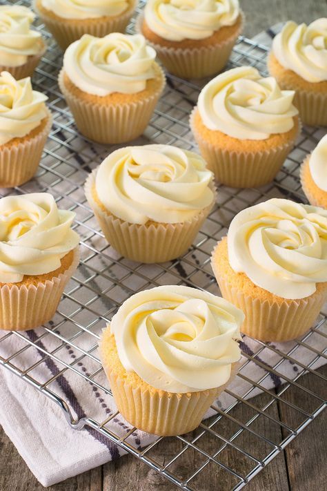 Vanilla Cupcake Recipe Easy, Sponge Cupcake Recipe, Easy Cupcake Frosting, Cupcake Recipes Uk, Basic Cupcake Recipe, Easy Vanilla Cupcakes, Vanilla Muffins, Easy Cupcake Recipes, Vanilla Cupcake Recipe