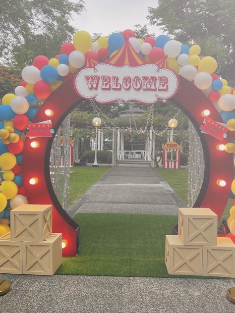 Funfair Birthday Party, Funfair Themed Birthday Party, Outdoor Carnival Decorations, Circus Props Diy Carnival Themes, Carnival Entrance Arch, Carnival Photo Booth Ideas, Carnival Photo Backdrop, Christmas Carnival Ideas, Circus Trunk Or Treat